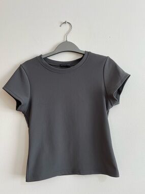 White Fox Grey Crew Neck Ribbed Tee Crop Top. Size M